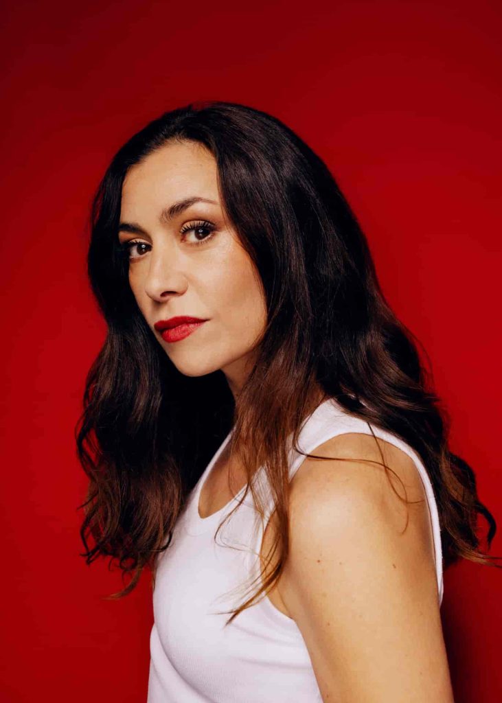 Olivia Ruiz ouvre le Printemps du Livre de Montaigu avec ses musiciens et son nouveau roman.