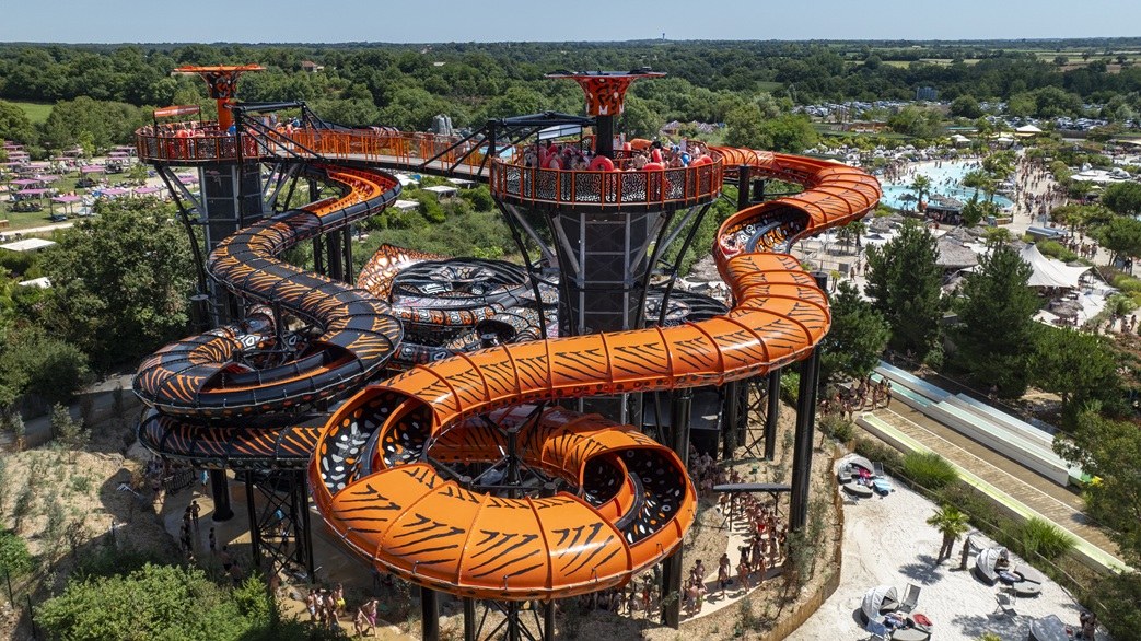 Vue aérienne du toboggan Stingray à O'Gliss Park, au Bernard, avec ses quatre parcours orange et noir