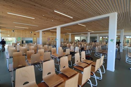 Le restaurant scolaire du collège Edmond-Bocquier à Talmont-Saint-Hilaire, salle vide avec ses tables et chaises en bois