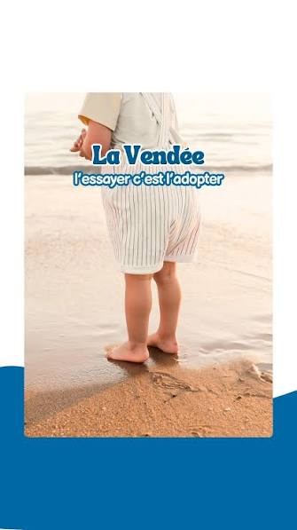 Visuel des Petits Vendéens, un jeune enfant de dos marchant au bord de l'eau sur une plage vendéenne